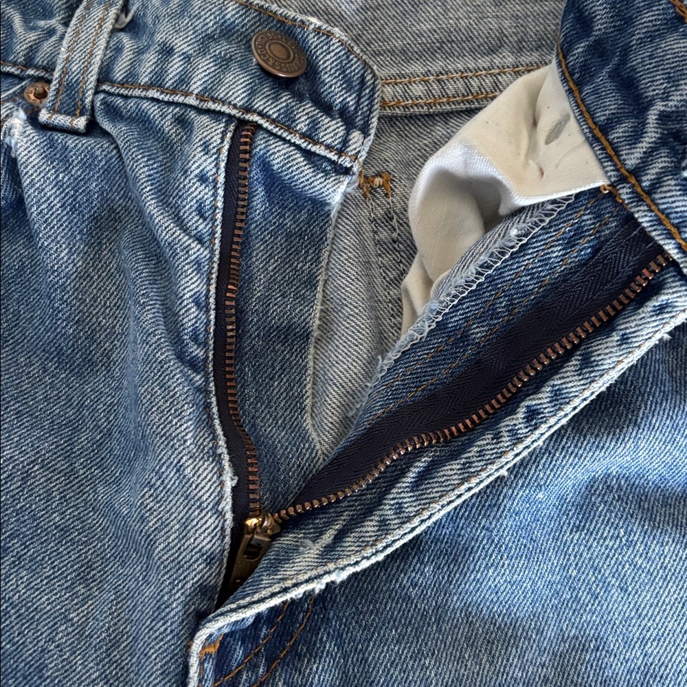 Vintage Levi's Men's Straight Jeans in Faded Blue - Picture 6 of 12